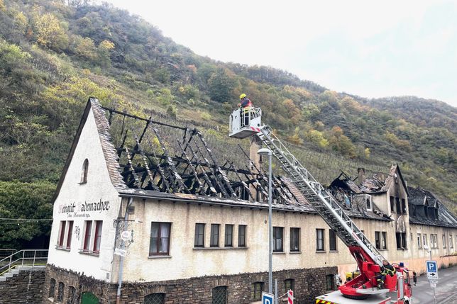 Am 30. Oktober zerstörte ein Feuer das ehemalige Weingut Rademacher in Cochem. Die Stadt hatte das Gebäude wenige Tage zuvor gekauft. Den vollen Kaufpreis will die Stadt nun nicht bezahlen. Deshalb hat die Insolvenzverwalterin, die das Gebäude betreut, den Rücktritt vom Kaufvertrag beantragt.